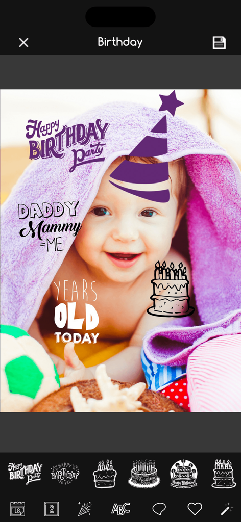 Baby Story Photo Snap Art - Un bebé sonriente envuelto en una toalla morada editado con pegatinas de fiesta de cumpleaños y superposiciones de texto en la aplicación Baby Story.