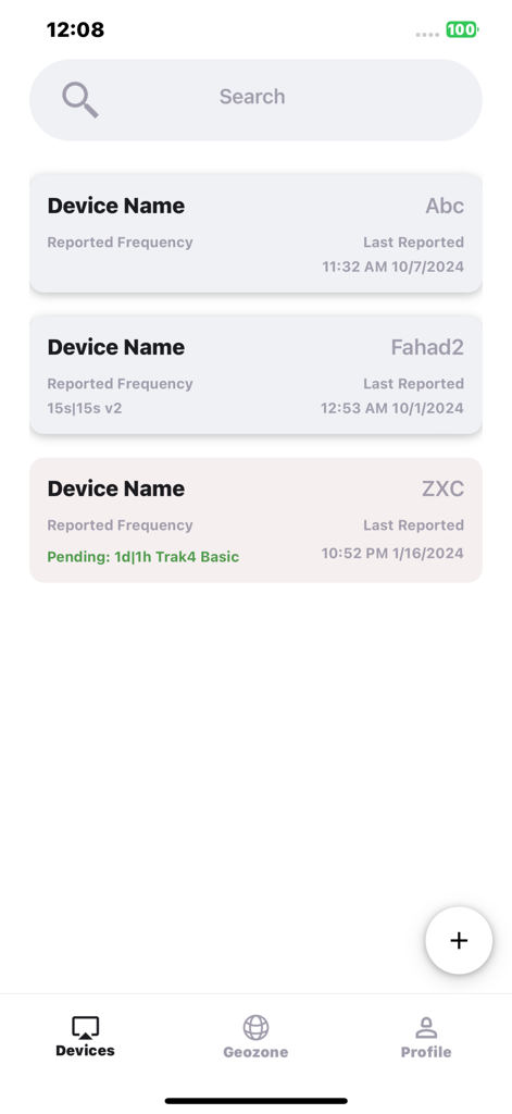Interfaccia dell'app Trak4 che mostra un elenco di dispositivi di localizzazione GPS con il loro ultimo stato segnalato e la frequenza