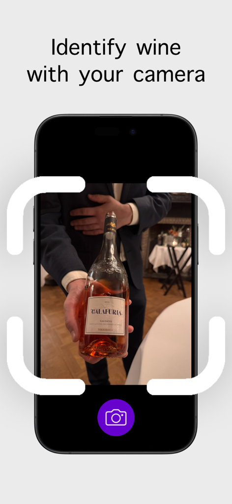 Wine Identifier: AI Scanner - Un smartphone utilizando la aplicación Wine Identifier para escanear e identificar una botella de vino Calafuria con su cámara.