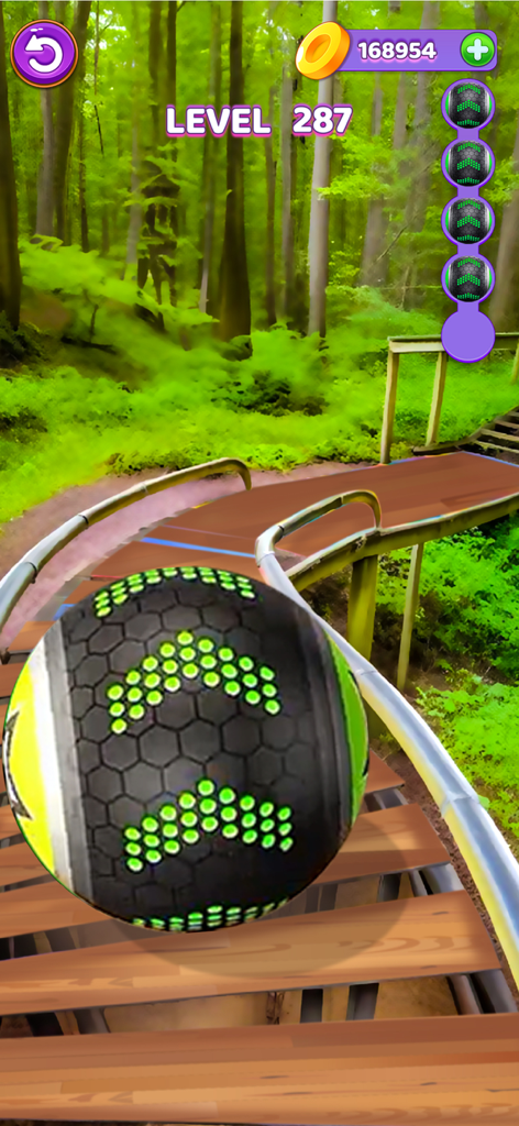 Una bola 3D con patrones de flechas verdes rodando sobre una pista de madera a través de un bosque en Going Balls Rolling Sky 3D.