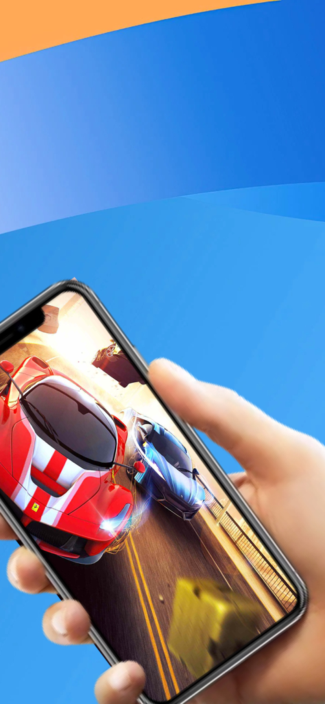 TV Cast for Smart TV - Una pantalla de smartphone mostrando un juego de carreras de coches a alta velocidad sostenida por una mano