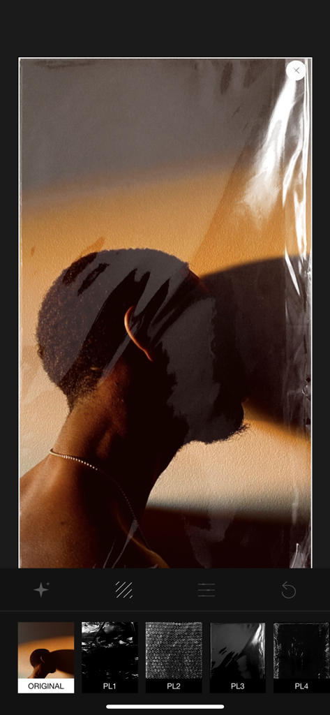 Most: Aesthetic Story Editor - Editando um retrato com uma sobreposição de textura de filme plástico no aplicativo editor de stories estético Most