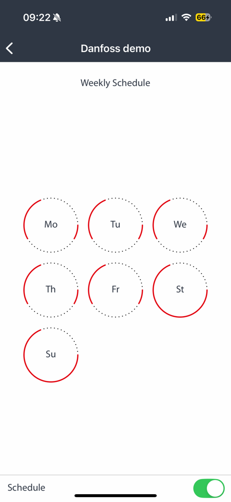 Pantalla de smartphone que muestra un programa de calefacción semanal con iconos circulares para cada día de la semana en la aplicación Danfoss Eco.