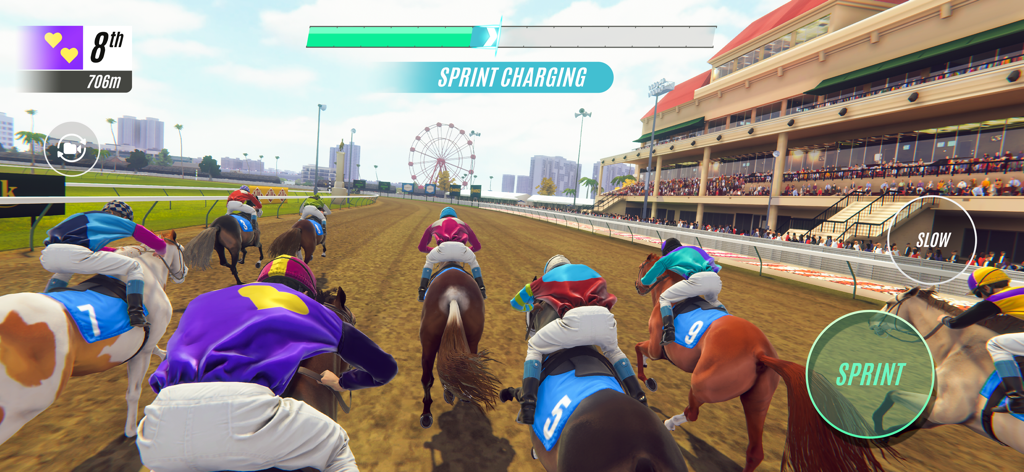 Vista em terceira pessoa de cavalos e jóqueis correndo em uma pista de terra com uma arquibancada ao fundo.