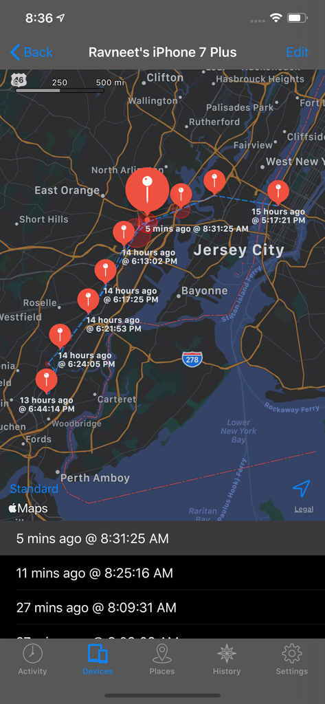 Uma interface de mapa no aplicativo Localizador de Dispositivos mostrando uma série de pinos de localização vermelhos rastreando o histórico de um iPhone.