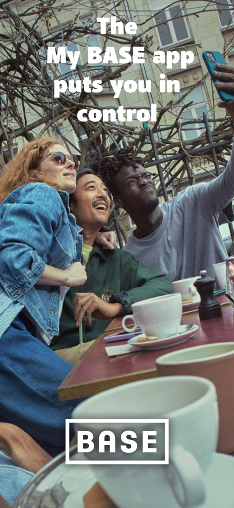 My BASE - Trois amis aux profils différents attablés à la terrasse d'un café, un message leur indiquant que l'application My BASE leur donne le contrôle.