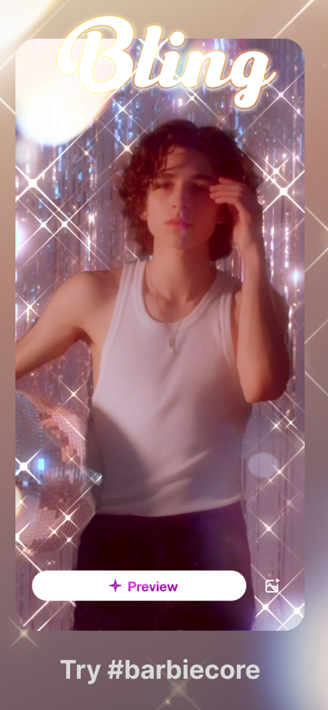 24FPS: Aesthetic Video Effects - 24FPS動画エディタアプリで、ブリングスパークルエフェクトとバービーコア美的感覚を使用している人物