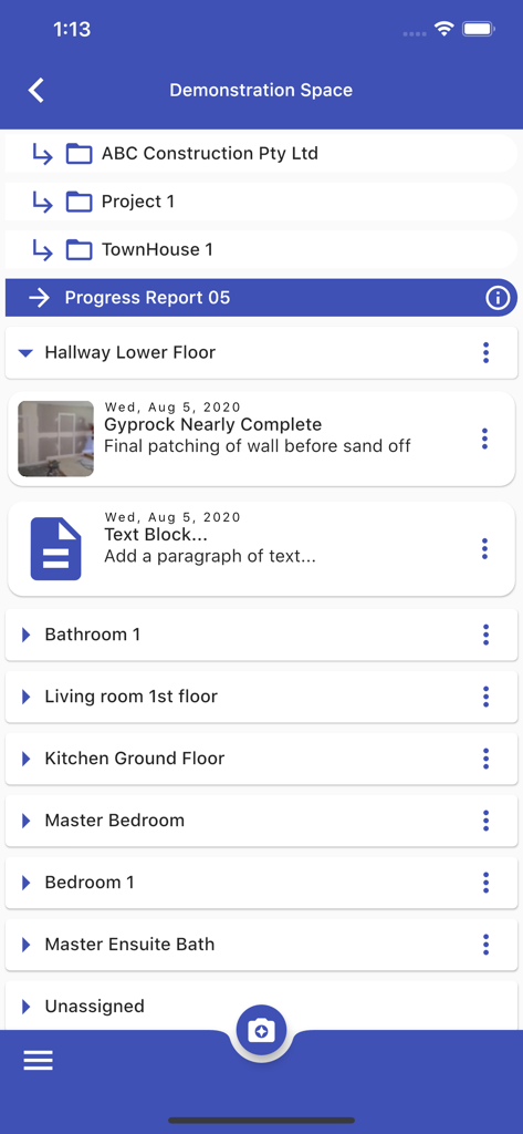 Report & Run: Integrate - Pantalla móvil que muestra informes de progreso de construcción y organización de carpetas de proyectos.