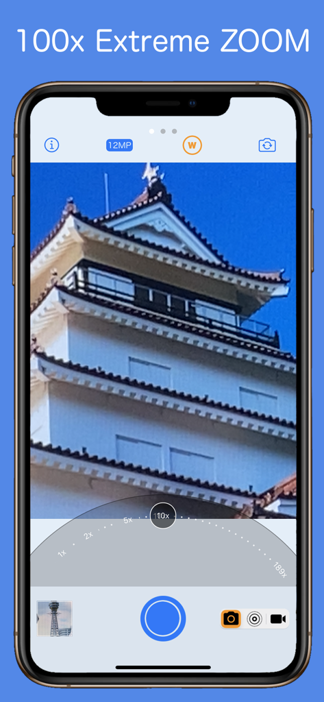 Interfaz de la aplicación Cámara Zoom 100x en iPhone mostrando una vista de alta magnificación de un castillo japonés