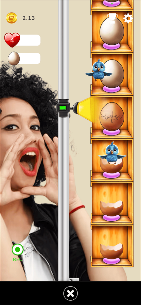 Eine Frau verwendet Sprachbefehle, um mit einem Vogel-Brutspiel auf der GameX-Plattform zu interagieren