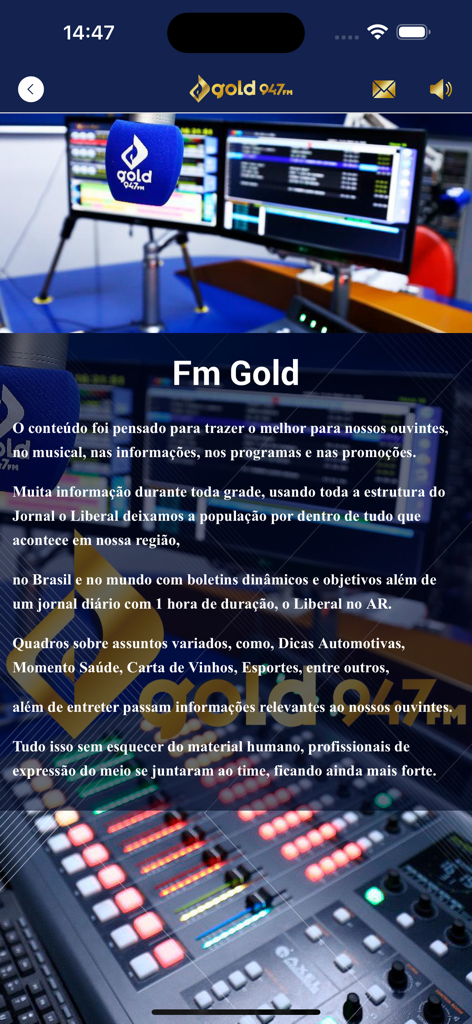 ラジオスタジオ、ミキシングコンソール、およびその音楽とニュース番組の説明を備えたRádio FM Goldアプリのスクリーンショット。