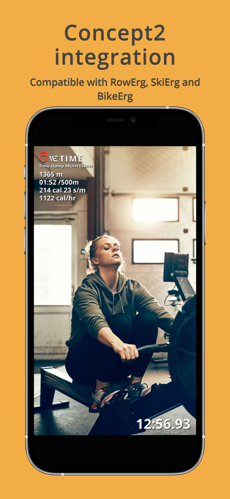 WeTime - Fitness Video Timer - Una mujer usando una máquina de remo Concept2 con la aplicación WeTime que muestra métricas de rendimiento en tiempo real y una superposición de cronómetro.