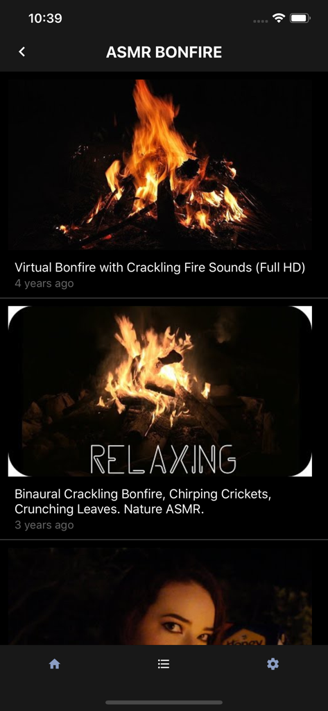 Pantalla de la aplicación ASMR Sound que muestra una lista de videos virtuales de fogata relajantes con sonidos de fuego crepitante.