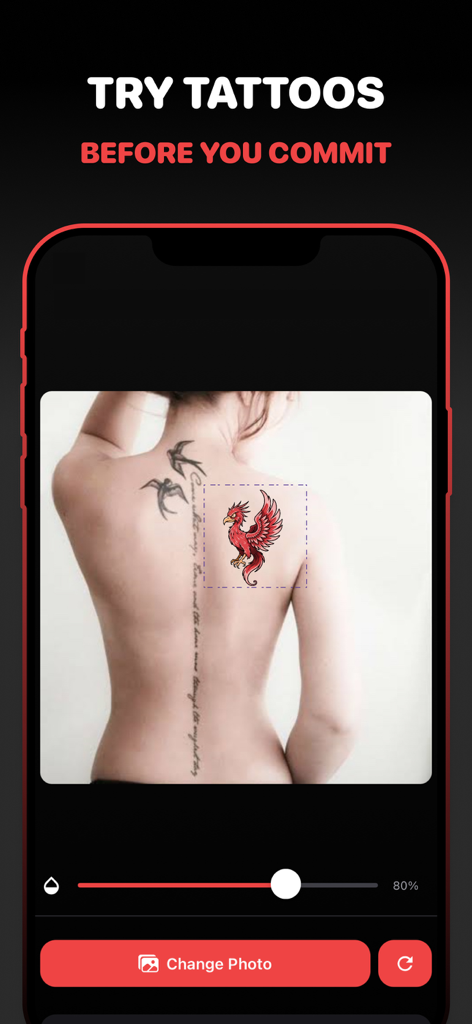 Tattoo Design & Ideas: Tattrix - Una pantalla de smartphone demostrando la función de la aplicación Tattrix de colocar un diseño de tatuaje de fénix rojo en una foto de la espalda de una persona.