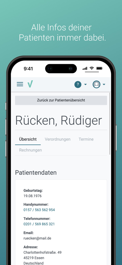 thevea - Ein Smartphone, das eine Patientenprofilseite in der thevea medizinischen Praxis-App anzeigt