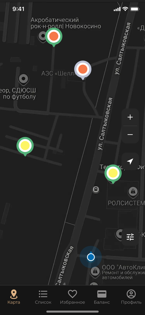 Voltera - Una interfaz de mapa en modo oscuro en la aplicación Voltera que muestra varios pines codificados por colores para las ubicaciones de las estaciones de carga de vehículos eléctricos.