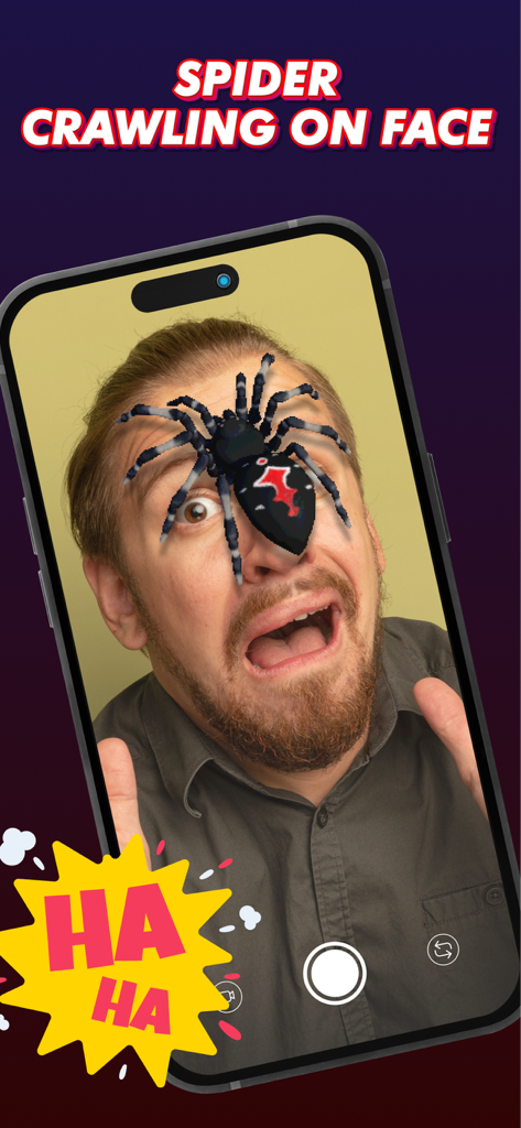 Pantalla de smartphone mostrando a un hombre con una araña digital arrastrándose por su cara usando una aplicación de bromas con filtro AR