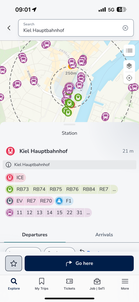 NAH SH Mobile-App mit einer Karte von Haltestellen und Abfahrtsinformationen für den Kieler Hauptbahnhof