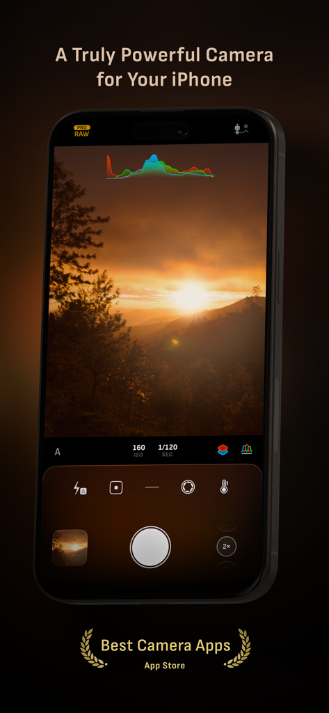 Camera M App-Oberfläche zeigt professionelle manuelle Steuerelemente und Live-Histogramm bei der Aufnahme einer Sonnenuntergangslandschaft
