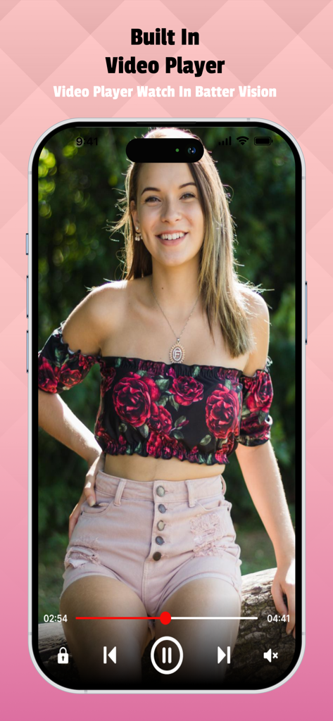 All Video Downloader - Player - Smartphone-Bildschirm, der die integrierte Video-Player-Oberfläche mit Wiedergabesteuerungen und einer Frau in einer geblümten Bluse zeigt