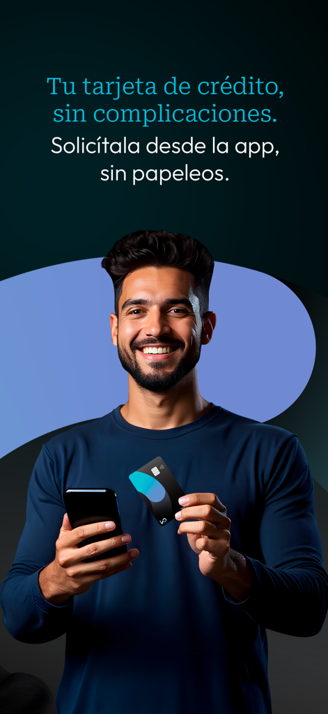 Un joven sonriente sosteniendo un smartphone y una tarjeta de crédito iO