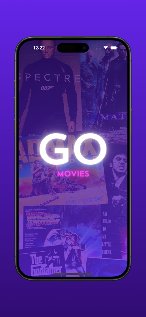 GO-Movies - GO-Moviesアプリのスプラッシュスクリーン。紫色のオーバーレイとアプリのロゴが付いた映画ポスターのコラージュが表示されます