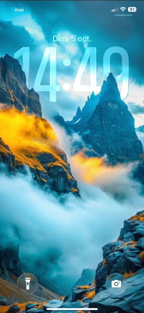 wallpaper 26 4k - Écran de verrouillage de l'iPhone présentant un fond d'écran paysage de montagne 4K haute résolution avec des nuages et un soleil doré