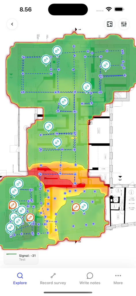 Hamina Onsite - Un plano de planta de un edificio con un mapa de calor de señal Wi-Fi verde y amarillo y rutas de encuesta en la aplicación Hamina Onsite