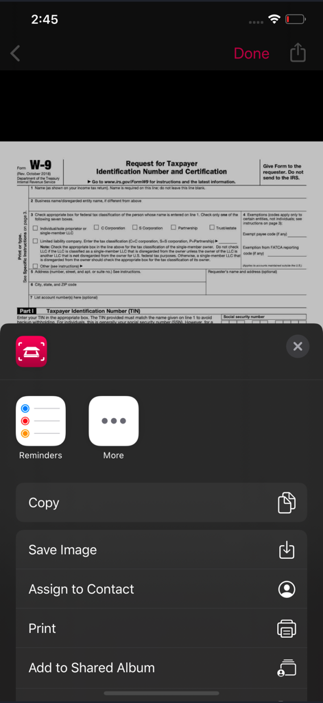PDF Scanner Pro ⊟ - Capture d'écran de l'application Scanner PDF Pro montrant les options de partage et d'exportation pour un formulaire fiscal W-9 numérisé sur un iPhone.