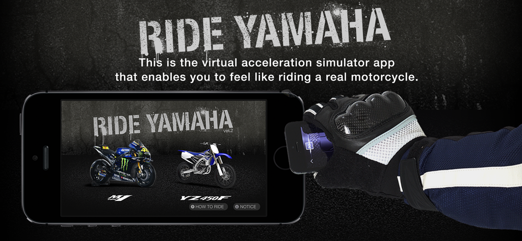 Ride YAMAHA - Une main gantée de moto tenant un smartphone pour simuler un accélérateur avec l'application Ride YAMAHA
