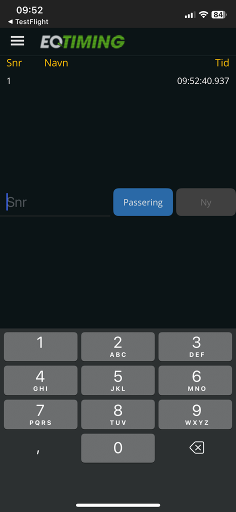 Interfaz de la aplicación móvil EQ Timing mostrando una pantalla de registro de tiempos de carrera con un teclado numérico y un registro de entrada de participantes