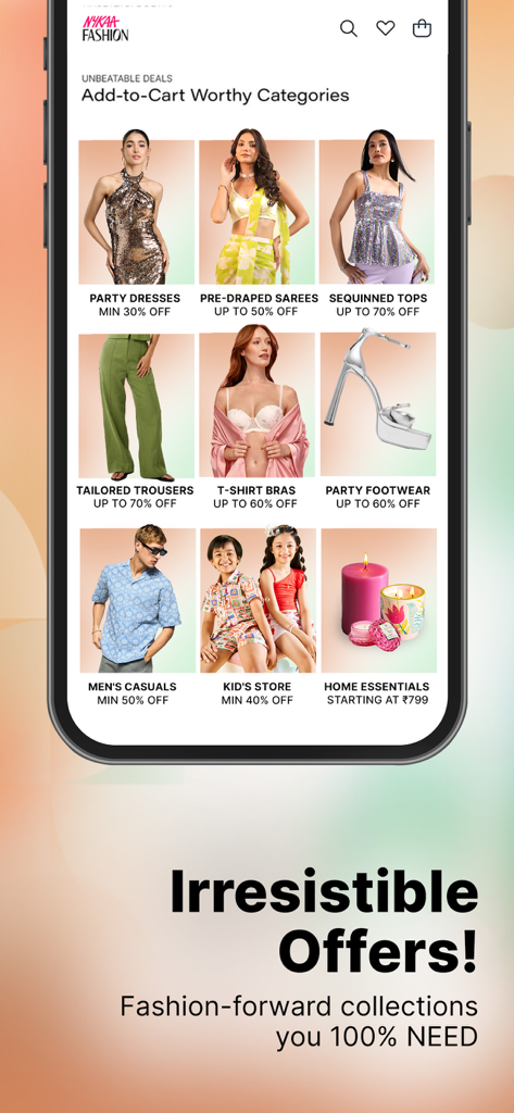 Nykaa Fashion - Shopping App - Captura de pantalla de la interfaz de la aplicación Nykaa Fashion mostrando varias categorías de moda como saris y vestidos con descuentos promocionales