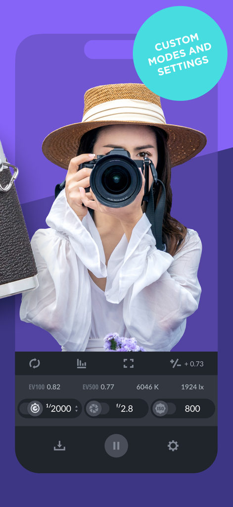 Una mujer sosteniendo una cámara profesional con la interfaz de la aplicación Lux Light Meter Pro mostrando velocidad de obturación apertura e ISO personalizados