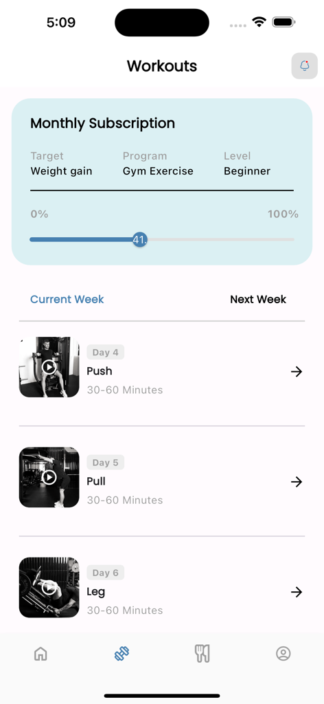 Tri Fits - La pantalla de entrenamiento de la aplicación Tri Fits que presenta un programa de ejercicios de gimnasio para principiantes y un horario diario para días de empuje, tracción y pierna