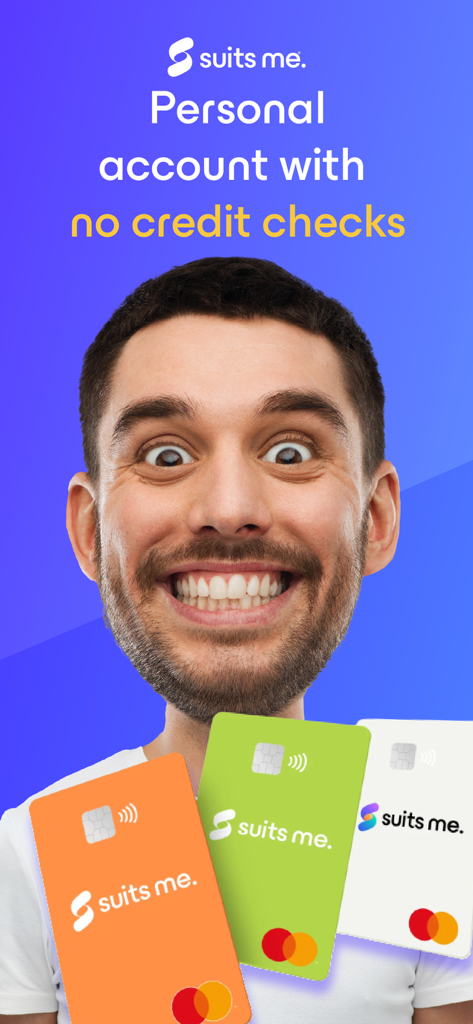 Suits Me - Banking Alternative - Ein glücklicher Mann mit Suits Me Mastercard-Debitkarten und Text für ein Privatkonto ohne Bonitätsprüfung