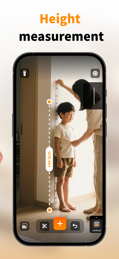AR Ruler Measuring Instrument - Uma mulher medindo a altura de uma criança contra uma parede usando o aplicativo Instrumento de Medição de Régua AR em um smartphone