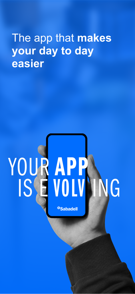 Mano sosteniendo un smartphone con el logo de la app Banco Sabadell y texto promocional sobre la evolución de la app en un fondo azul