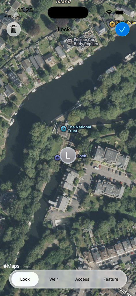 Satellitenkartenansicht der UK Waterways Map App, die zeigt, wie eine Schleuse auf einer Flussnavigation markiert wird