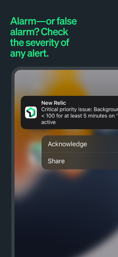 Uma notificação móvel do New Relic exibindo um alerta de prioridade crítica com opções para reconhecer ou compartilhar.