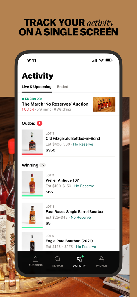 Interfaccia dell'app mobile di Unicorn Auctions che mostra l'attività di un utente con lo stato di vincita e di offerta superata su bottiglie di whisky rare.
