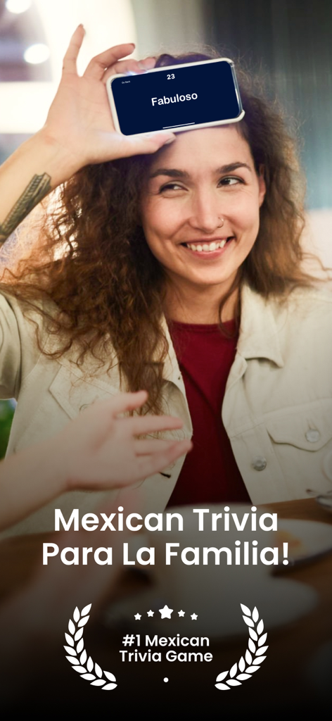 Trivia Mexicano! : Charades - Une femme jouant à un jeu de charades mexicaines avec un téléphone sur son front