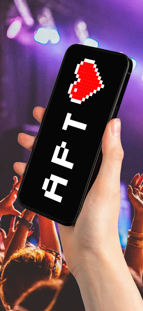 Led Banner - Led Running Text - コンサート中、APTと赤いハートのLEDバナーテキストを表示するスマートフォンを持つ手。