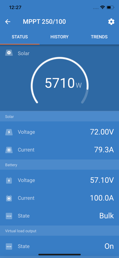 VictronConnect - Dashboard dell'app VictronConnect che mostra la potenza solare in tempo reale e lo stato della batteria per un regolatore di carica MPPT.