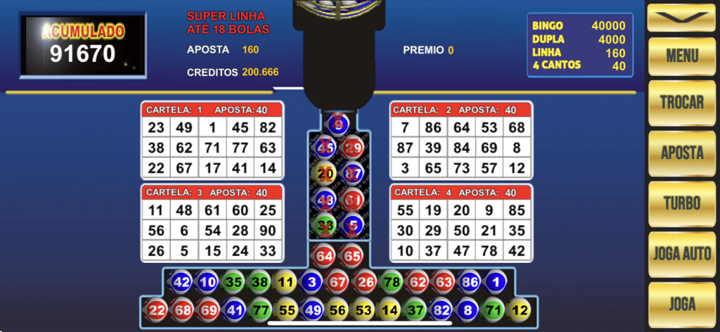 Schermata di gioco dell'app mobile Super King Bingo con quattro cartelle attive e palline da bingo estratte