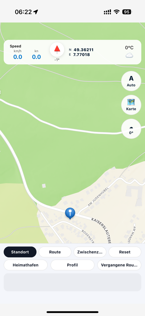 Interfaz de la aplicación Davanci Boat Navi con una vista de mapa limpia que muestra coordenadas GPS y rastreo de velocidad.