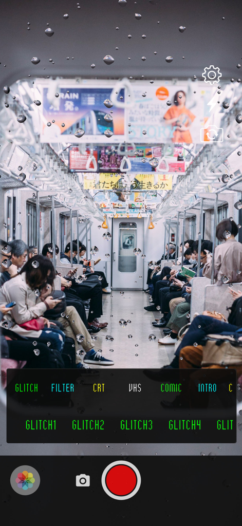 Glitchshop - Glitch Aesthetic - Interface de la caméra Glitchshop affichant un filtre glitch de goutte d'eau sur une photo de passagers dans un train