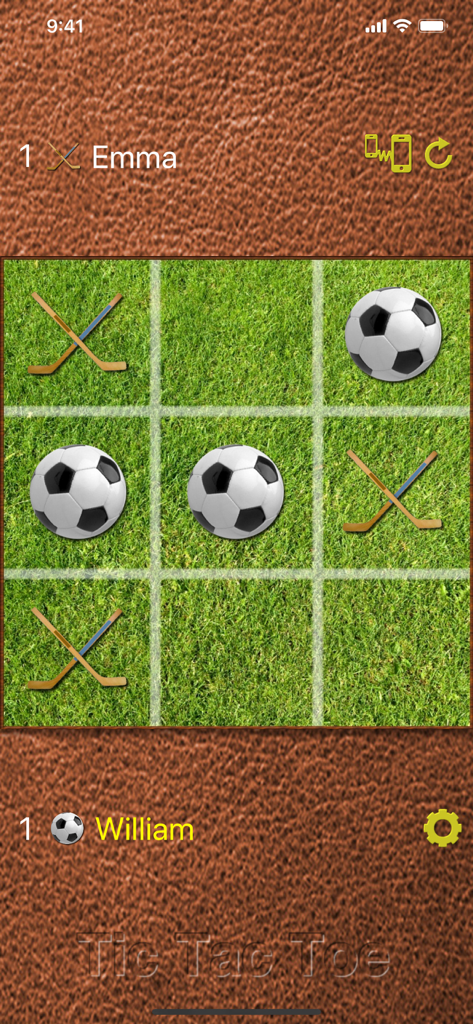 Interface de jeu Tic Tac Toe montrant des ballons de soccer et des crosses de hockey comme pièces de jeu sur une grille de terrain de sport.
