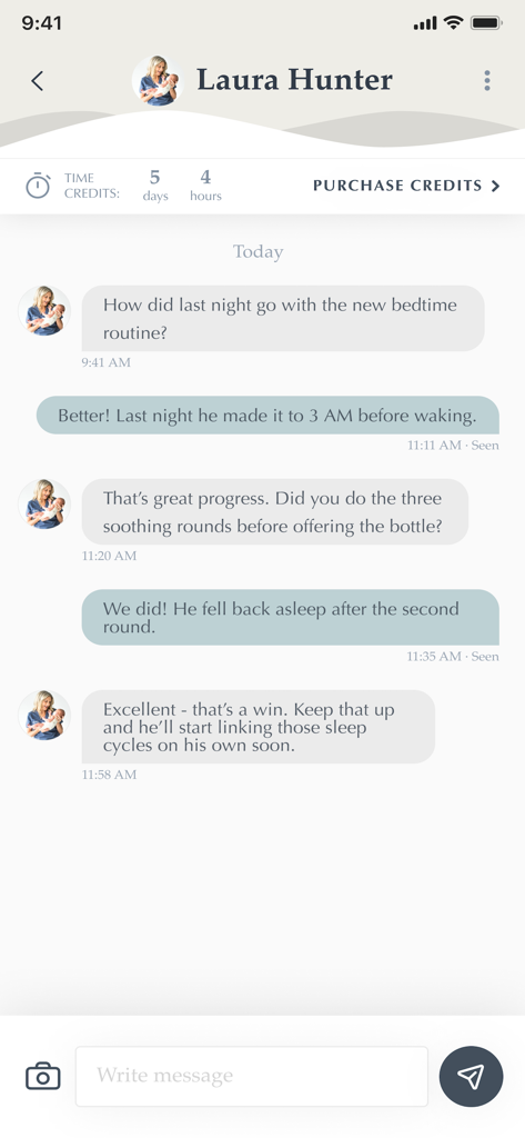 Moms on Call: Baby & Toddler - 소아과 상담원으로부터 수면 루틴 조언을 받는 부모를 보여주는 Moms on Call 앱의 채팅 인터페이스