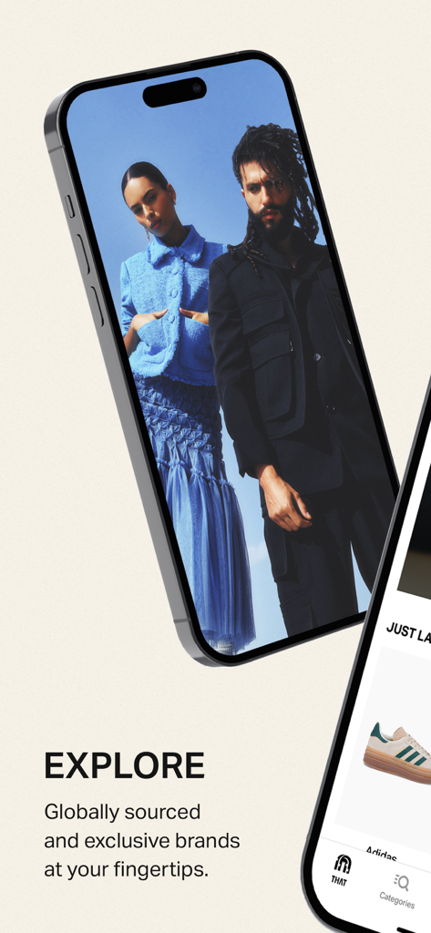 THAT Concept Store - Shopping - Uno smartphone che visualizza l'app THAT Concept Store con modelle e il testo Esplora marchi selezionati a livello globale ed esclusivi a portata di mano.
