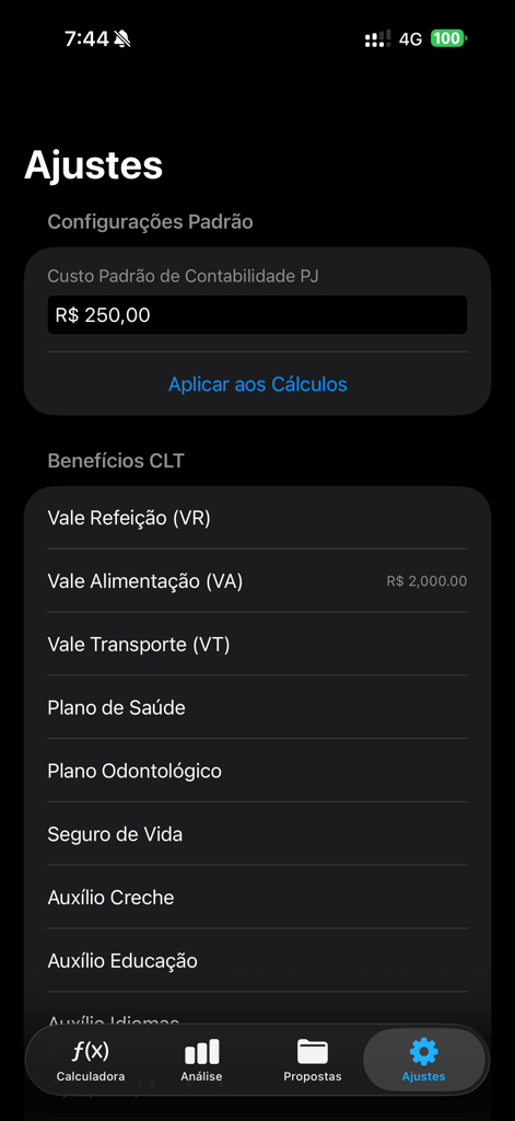 Tela de configurações do aplicativo de calculadora de salário mostrando opções de configuração para custos de contabilidade PJ e benefícios de emprego CLT.